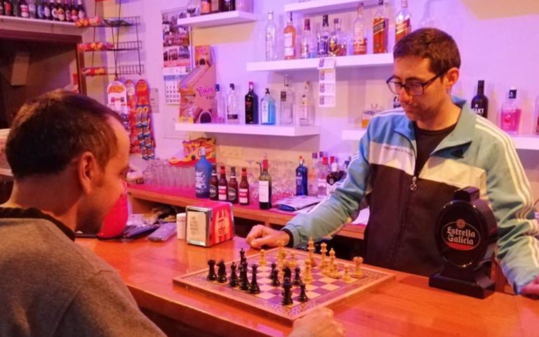 DÓNDE JUGAR AL AJEDREZ. EL PUB CANARIO DE ARRIATE