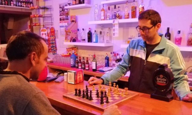 DÓNDE JUGAR AL AJEDREZ. EL PUB CANARIO DE ARRIATE